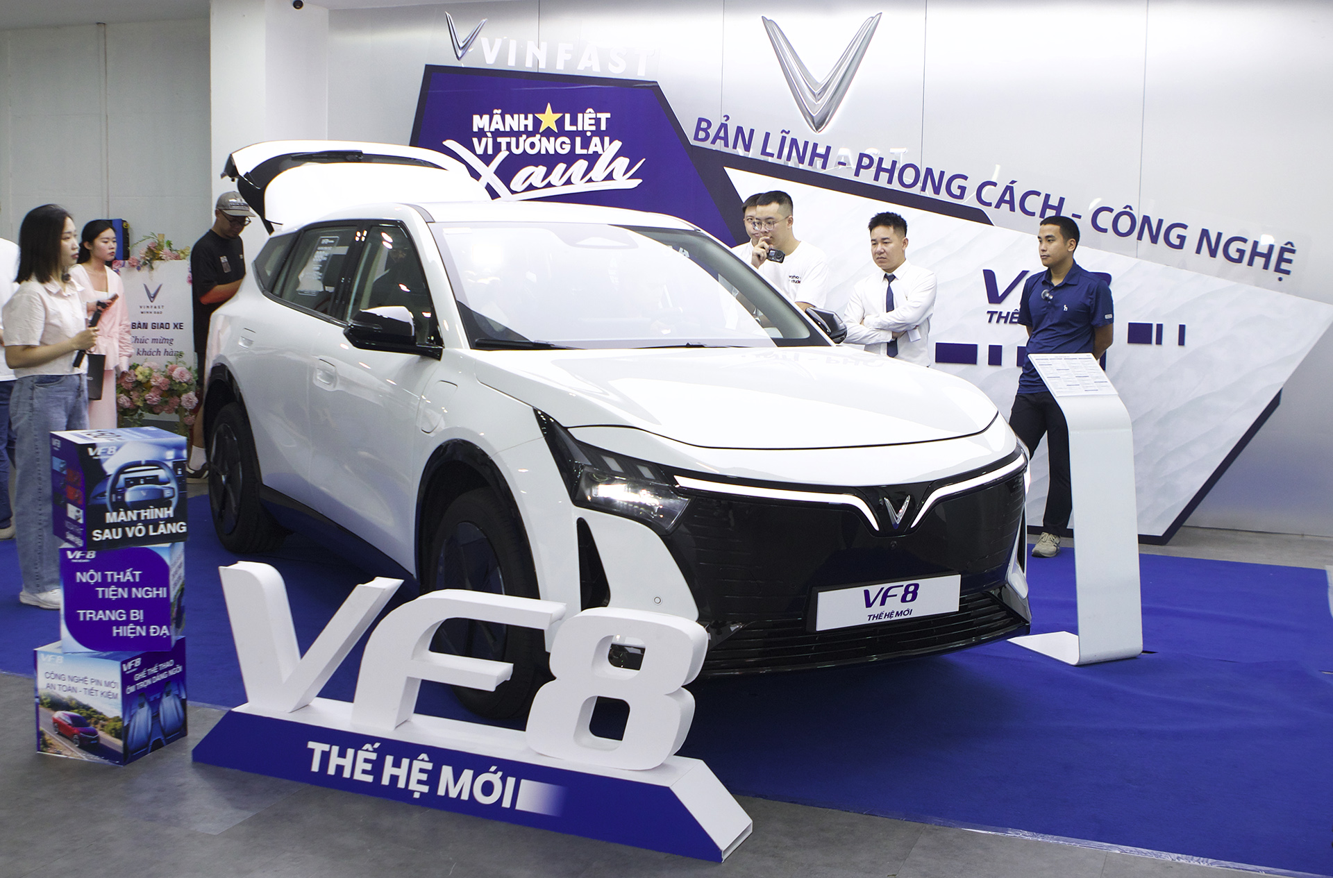 Trưng bày VinFast VF 8 