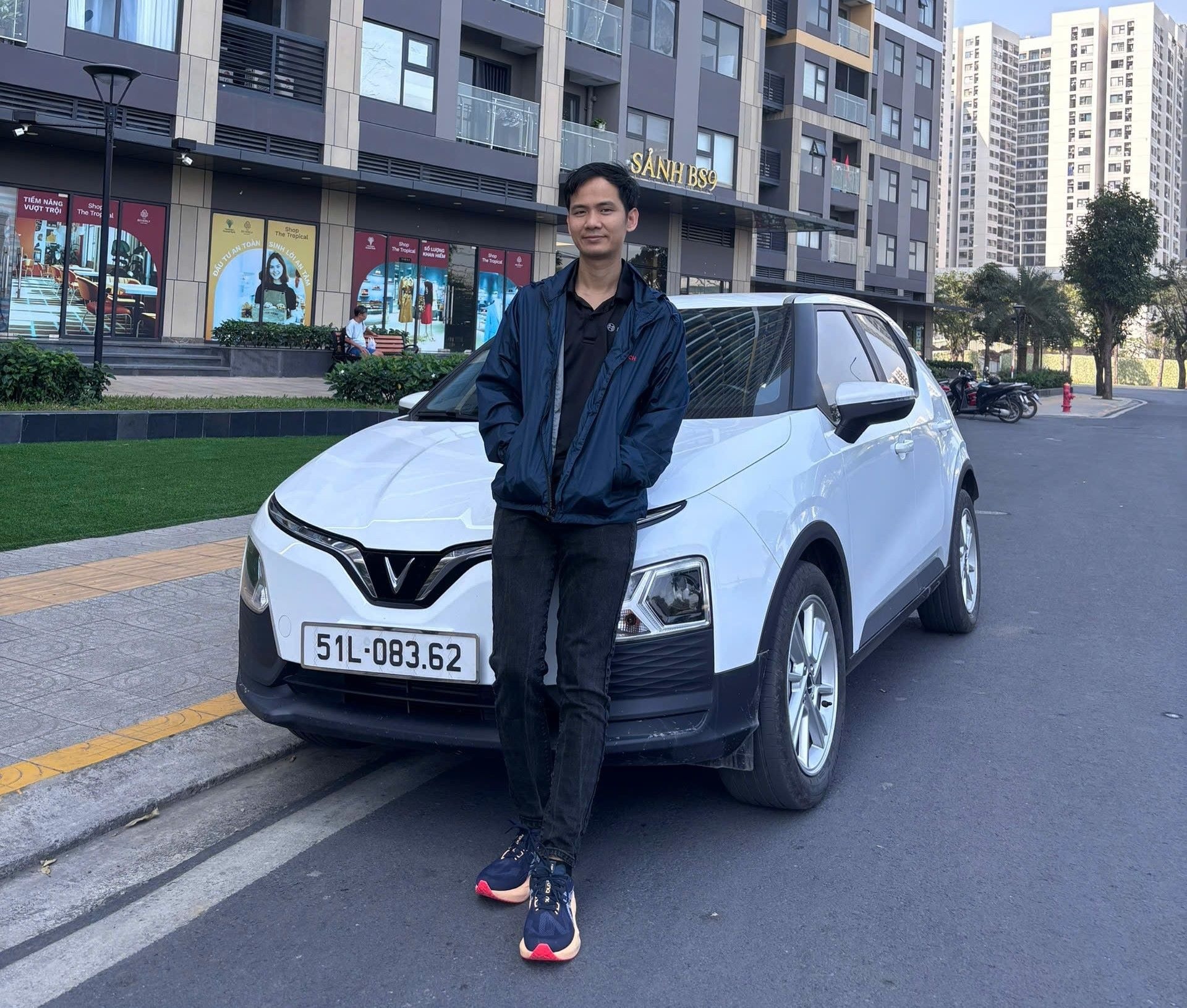 Anh Lê Quang (TP.HCM) quyết định mua VinFast VF 5 rất nhanh bởi tin tưởng vào sự an toàn và những trang bị vượt phân khúc của mẫu xe điện Việt Nam.